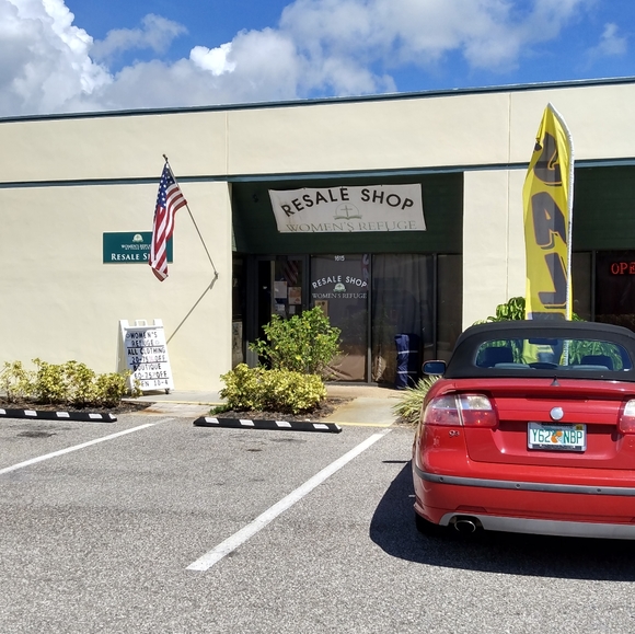 Danbury Mint Heart Cut Glass Pendant Necklace and Heart Shaped Earrings - Picture 10 of 10